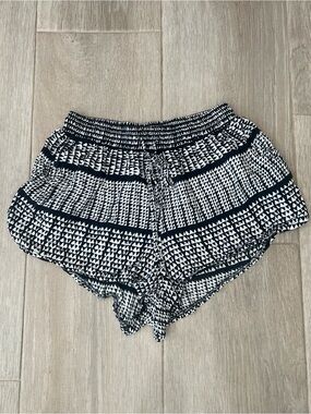 MANAOLA Black & White Geometric Print Women's Shorts, size medium, drawstring
